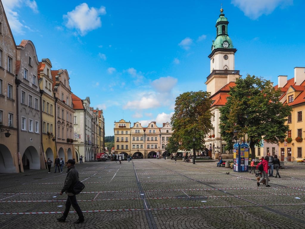 Jelenia Góra (źródło: https://commons.wikimedia.org/wiki/File:0005_Jelenia_G%C3%B3ra_-_Rynek.jpg)