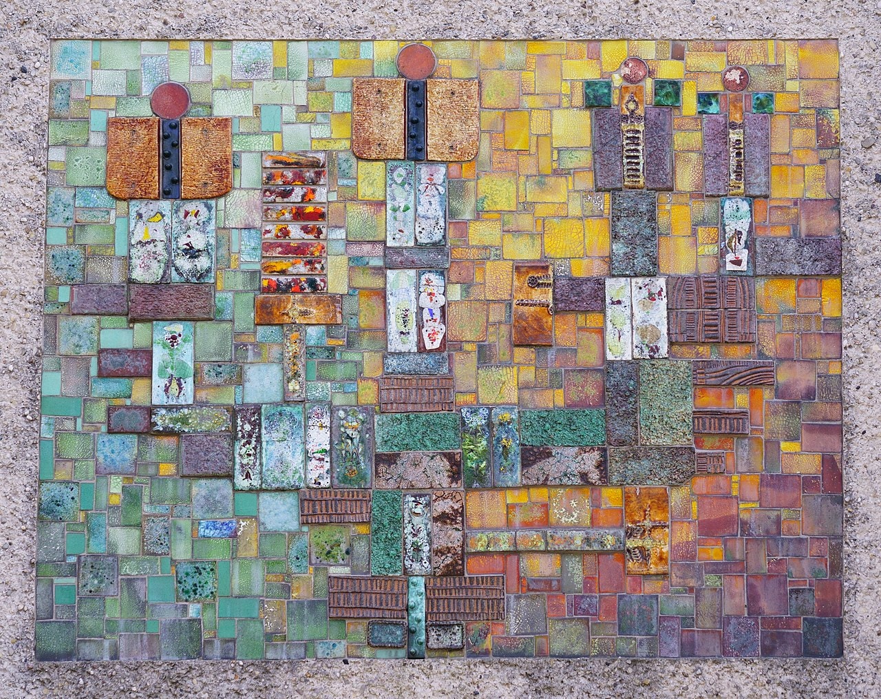 Mozaika na fasadzie domu prywatnego; autor Bolesław Książek, Chrzanów, ul. Oświęcimska 115 (źródło: https://commons.wikimedia.org/wiki/File:Chrzan%C3%B3w,_ul._O%C5%9Bwi%C4%99cimska_115_mozaika.jpg)