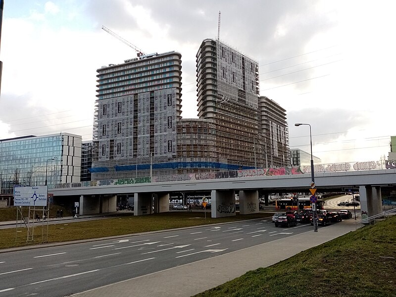 W Warszawie dostępne są różne rodzaje wynajmu w Carfree - także na Woli. Źródło: https://commons.wikimedia.org/wiki/File:PKP_Warszawa_Wola,_Warszawa_%282%29.jpg