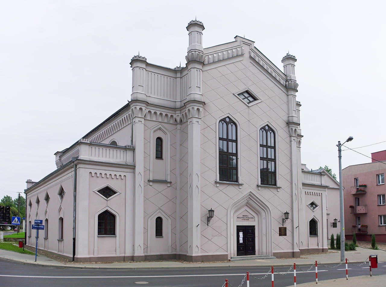 Wielka Synagoga w Piotrkowie Trybunalskim (źródło: https://commons.wikimedia.org/wiki/File:Wielka_Synagoga_Piotrk%C3%B3w_Trybunalski.jpg)