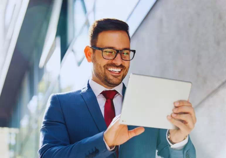 Mężczyzna używa tablet.