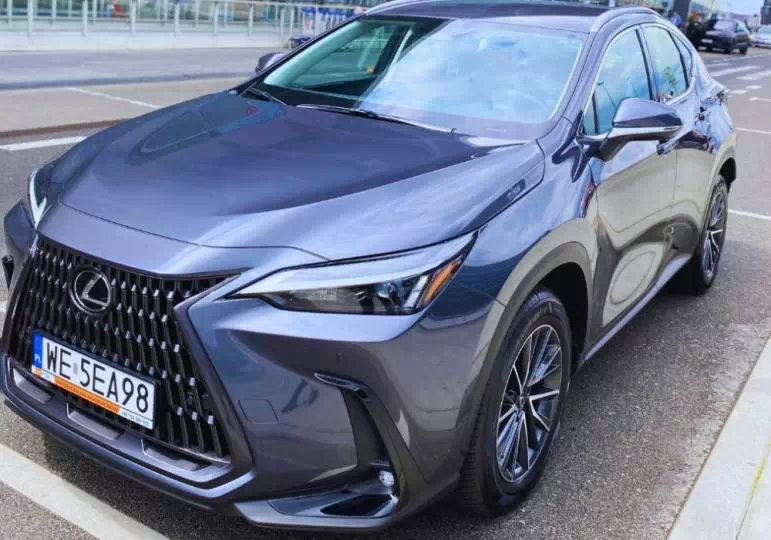 Samochód Lexus Nx350h na wynjem w CarFree