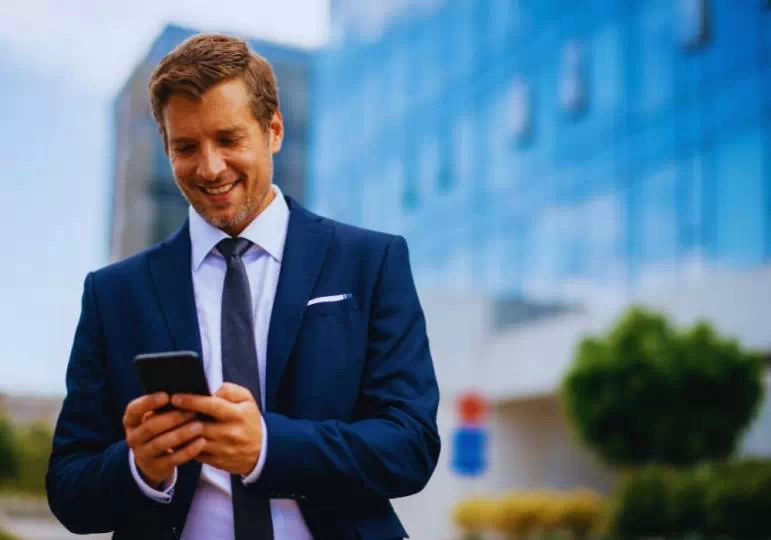 Mężczyzna używa telefonu