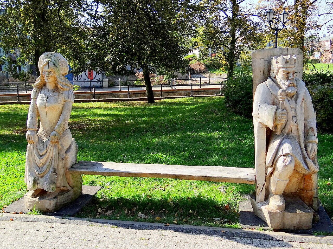 Plac Zamkowy w Piotrkowie Trybunalskim (źródło: https://commons.wikimedia.org/wiki/File:Piotrk%C3%B3w_Trybunalski._Plac_Zamkowy_1.jpg)