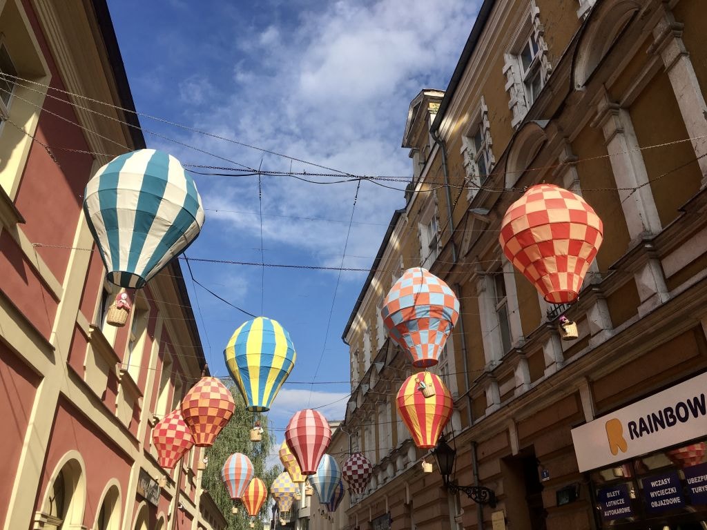 Leszno (źródło: https://commons.wikimedia.org/wiki/File:Leszno,_ul._Wr%C3%B3blewskiego.jpg)