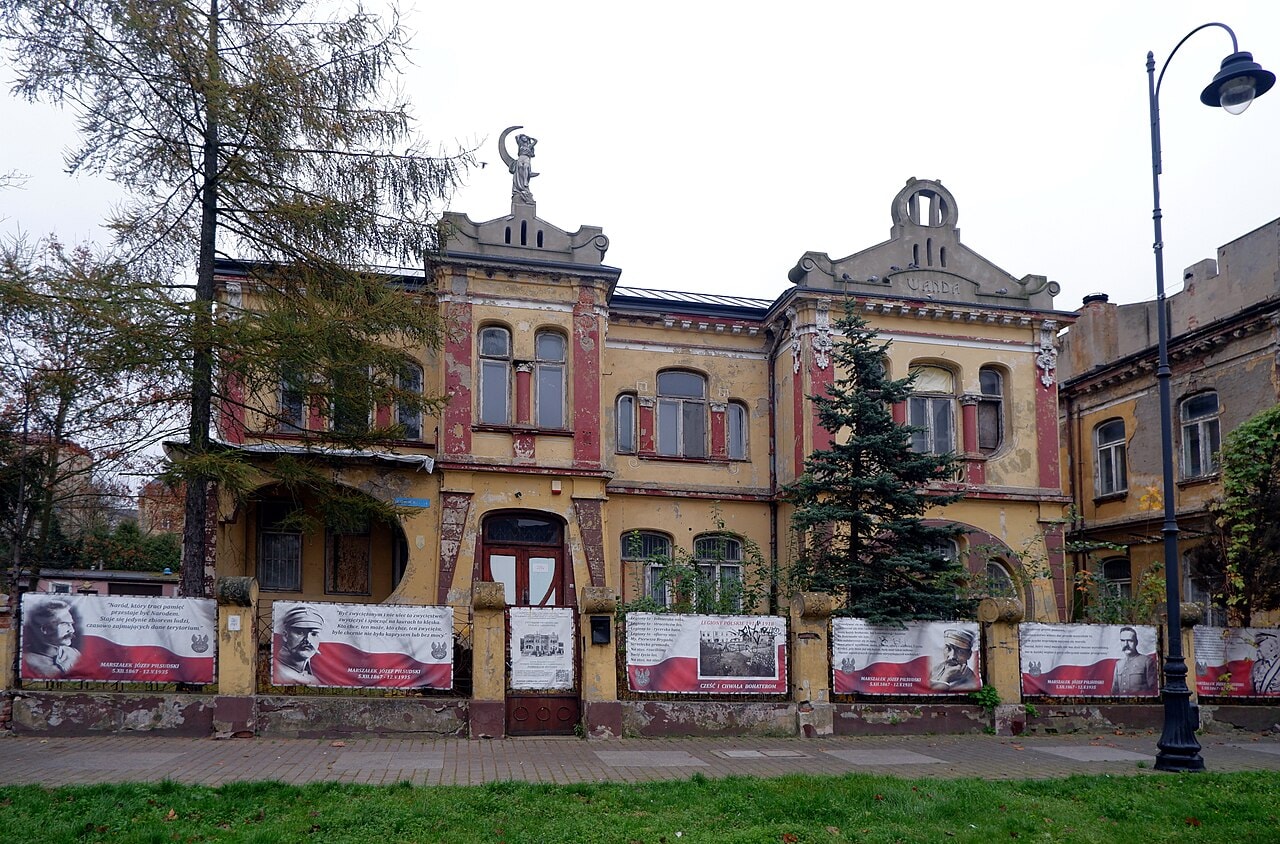 Willa Wanda w Piotrkowie Trybunalskim (źródło: https://commons.wikimedia.org/wiki/File:Piotrk%C3%B3w_Trybunalski,_willa_Wanda.jpg)