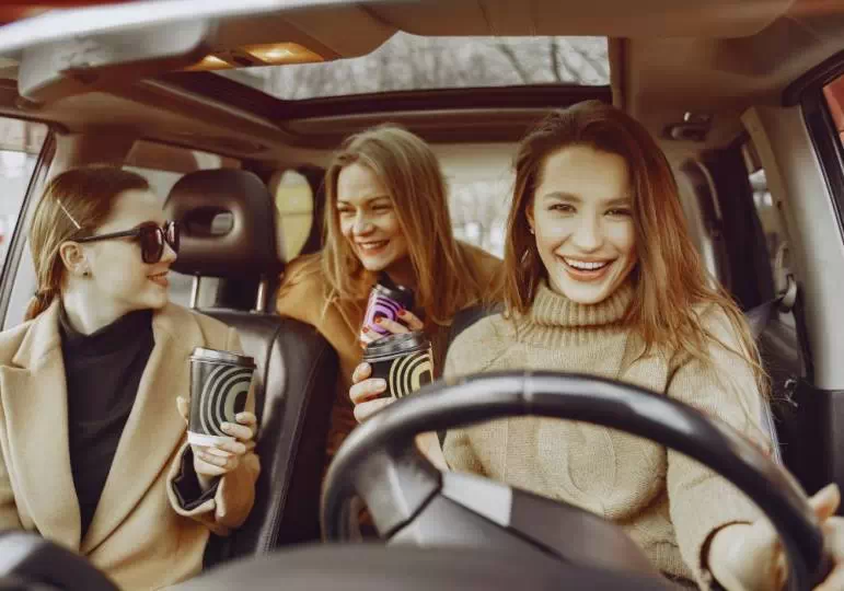 Trzy kobiety jadą samochodem
