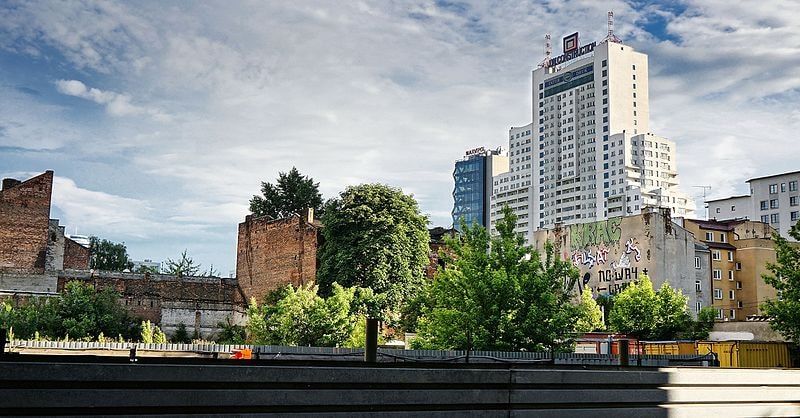 Warszawski kontrast między nowymi a starymi budynkami. Źródło: https://commons.wikimedia.org/wiki/File:Wola_-_dziki_zach%C3%B3d_%289009835495%29.jpg