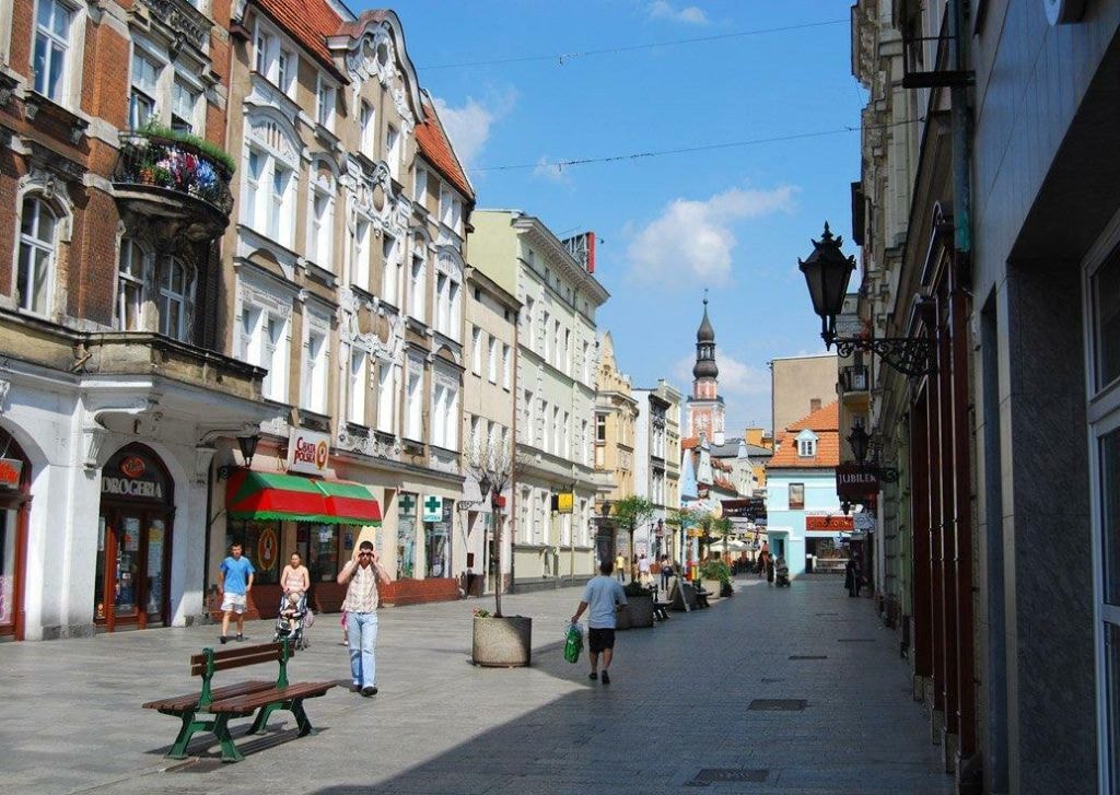 Leszno (źródło: https://commons.wikimedia.org/wiki/File:Leszno_-_fotopolska.eu_(114401).jpg)