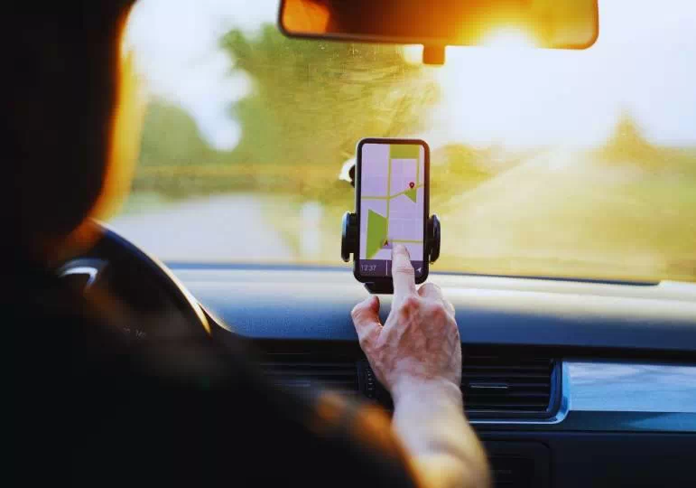 Kierowca używający nawigacji