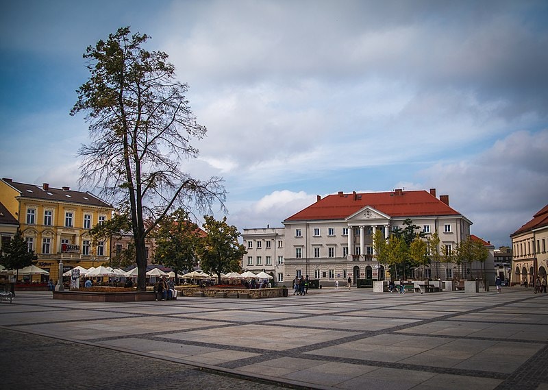 Bezpiecznie podróżuj z Carfree i wypożycz jedno z atrakcyjnych aut osobowych - np. Renault. Źródło: https://commons.wikimedia.org/wiki/File:Kielce_rynek_2.jpg