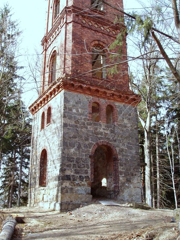 Maciejowa Wieża Widokowa w Jeleniej Górze (źródło: https://commons.wikimedia.org/wiki/File:IG_Jelenia_G%C3%B3ra_Maciejowa_Wie%C5%BCa_widokowa_P1010058.JPG)