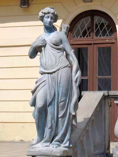 Rzeźba w pobliżu Pałacu Dernałowiczów w Mińsku Mazowieckim