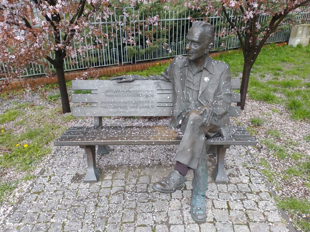 Ławeczka Romana Maciejewskiego w Lesznie (źródło: https://commons.wikimedia.org/wiki/File:City_view_from_Leszno_2023_(18).jpg)
