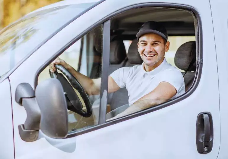 Kierowca prowadzący van dostawczy