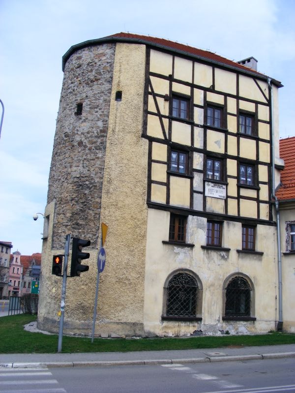 Baszta Grodzka w Jeleniej Górze (źródło: https://commons.wikimedia.org/wiki/File:Grodzka_Tower_in_Jelenia_G%C3%B3ra_bk1.JPG)