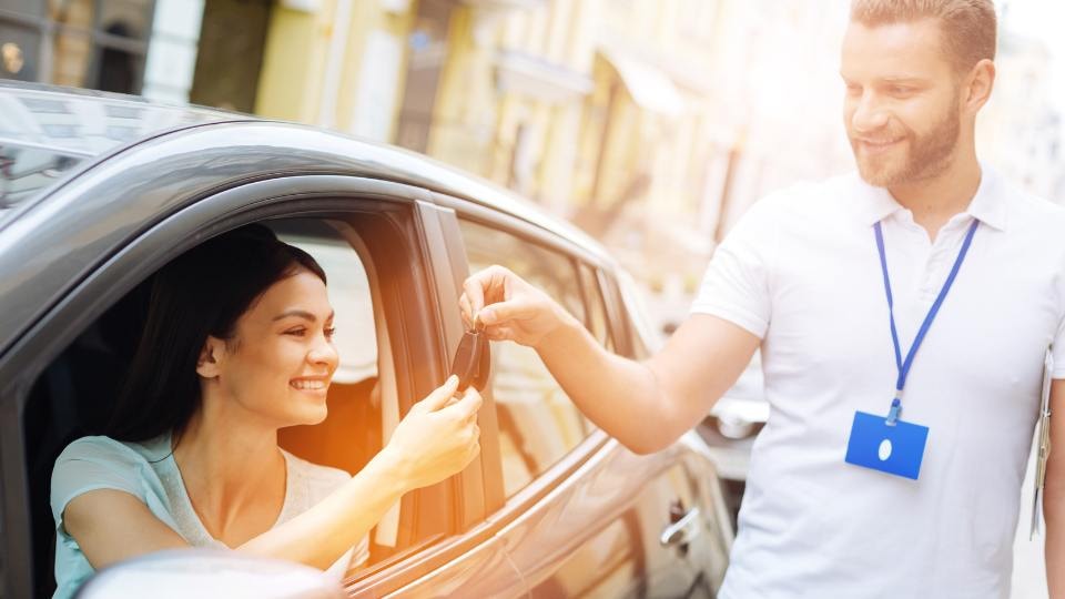 Wynajem aut w Warszawie - ile kosztuje wynajem? / canva