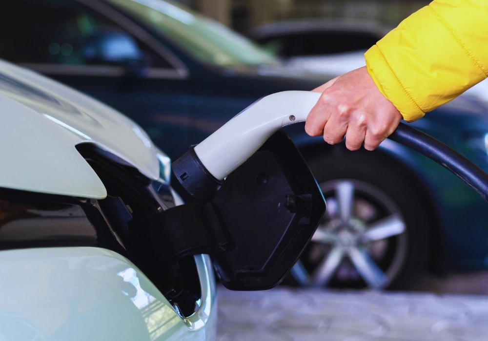 Jak ładować samochód elektryczny na stacji / fot. Canva.com