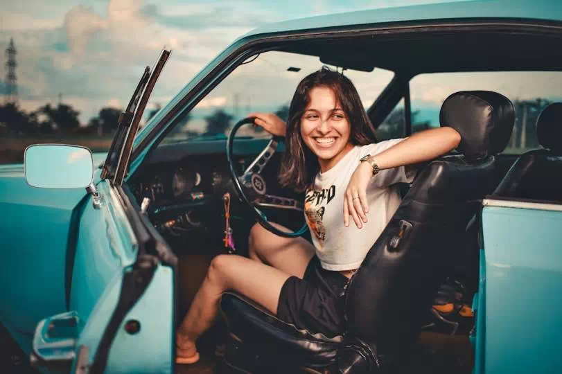 Kierowcy muszą pamiętać o konieczności posiadania i okazywania dokumentów takich jak dowód rejestracji samochodu, prawo jazdy i polisa.