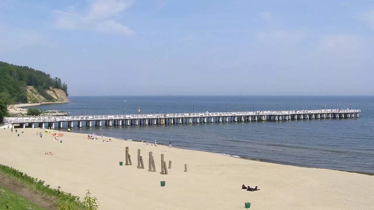 Plaża i molo w Gdyni w słoneczny letni dzień.