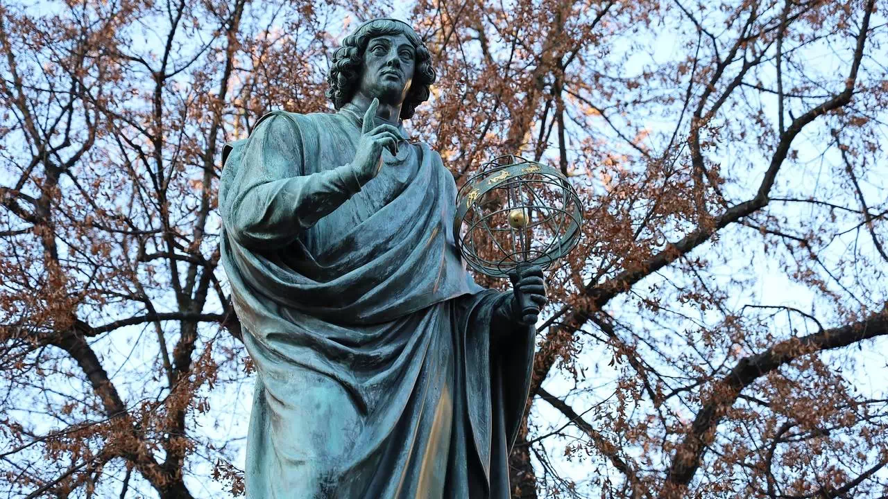 Popiersie Mikołaja Kopernika na tle nieba