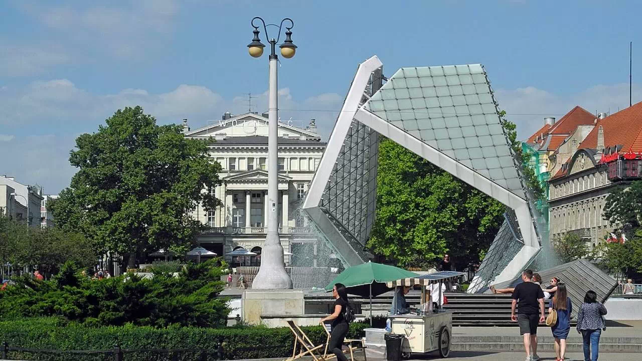Słynna fontanna na Placu Wolności w Poznaniu.
