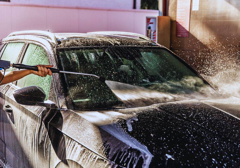 Gdzie umyć auto samemu? / fot. Canva.com