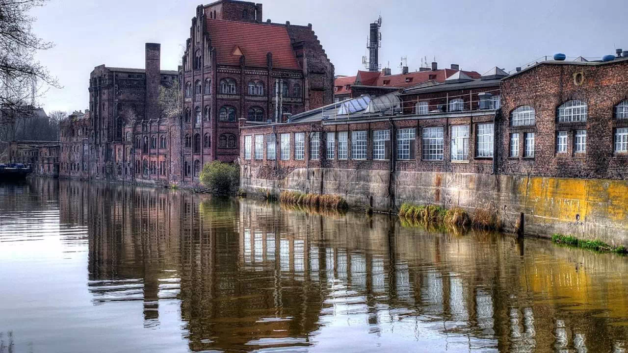 Widok na Wenecję Szczecońslą - zabudowę z czerwonej cegły, która znajduje się tuż przy rzece