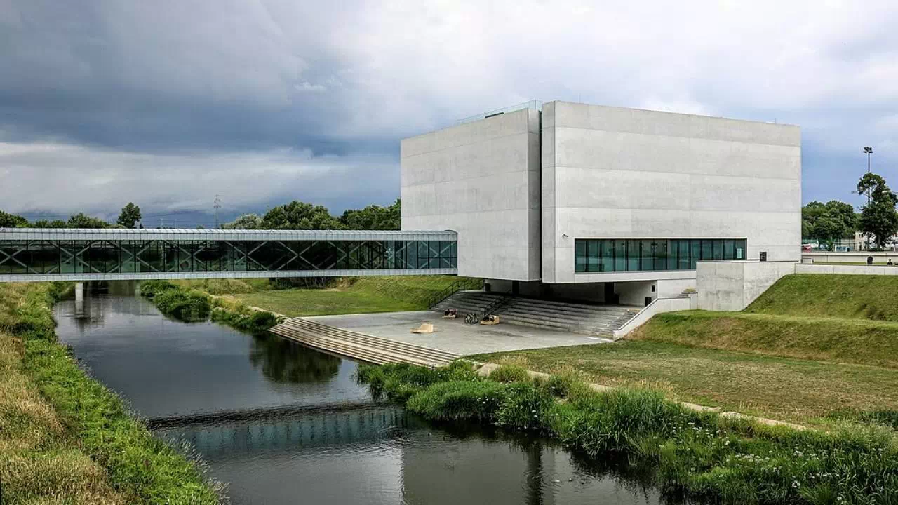 Nowoczesna bryła muzeum, jakim jest Brama Poznania.