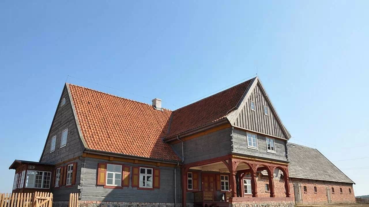 Zabytkowy budynek należący do jednego z eksponatów Olenderskiego Parku Etnograficznego w Toruniu.