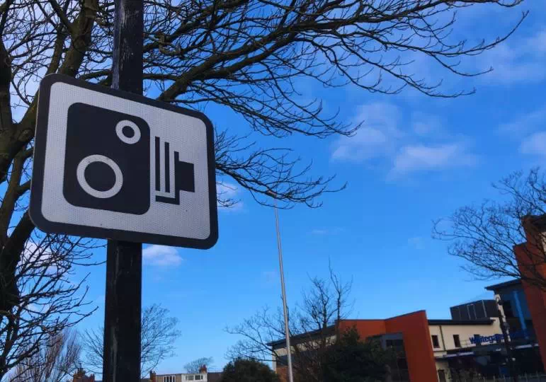 Czy mandat z fotoradaru można zapłacić zwykłym przelewem? / fot. Canva.com