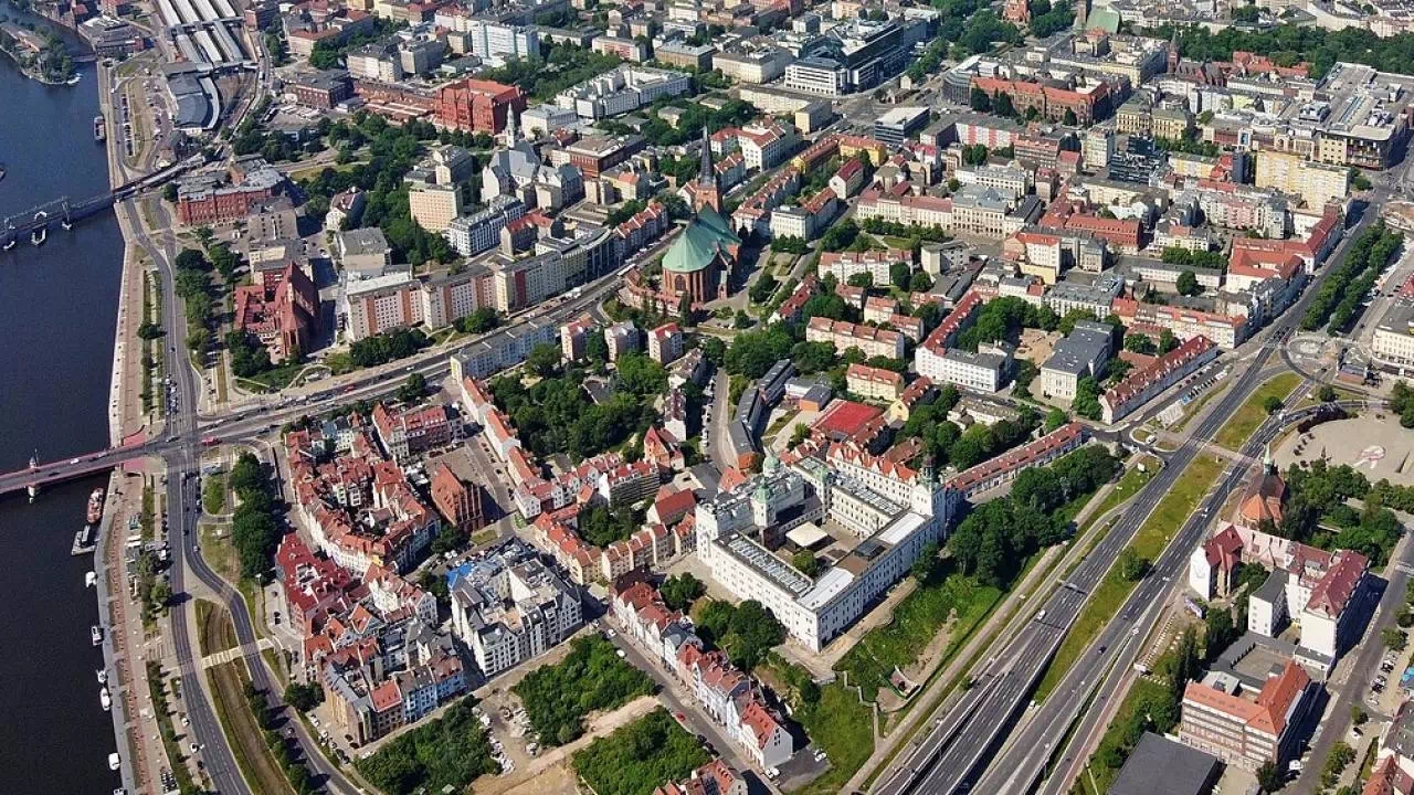 Widok z lotu ptaka na Szczecin oraz Stare Miasto