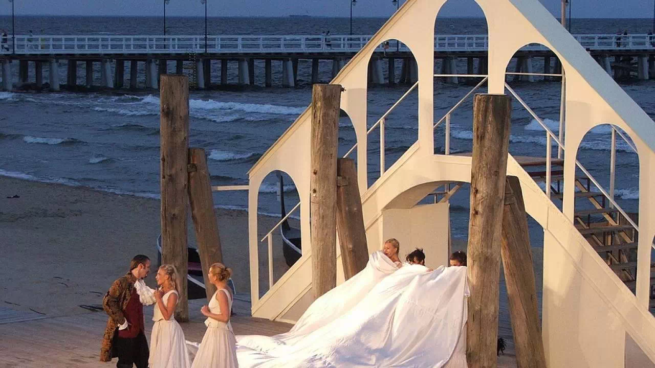 Scena Letnia Teatru Miejskiego w Gdyni, która ma miejsce przy samej linii brzegowej.