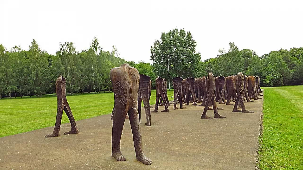 łynne rzeźby o nazwie Abakany, które znajdują się na poznańskiej Cytadeli.