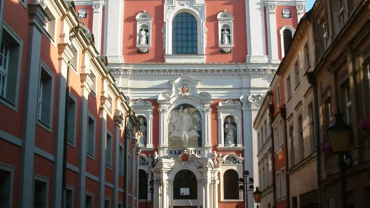 Zabytkowy budynek fary wkomponowany w zabudowę starego miasta w Poznaniu.