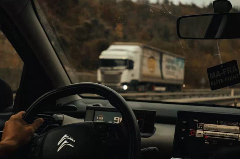 Każdy kierowca musi pamiętać o obowiązku posiadania przy sobie prawa jazdy, dowodu rejestracyjnego oraz polisy.