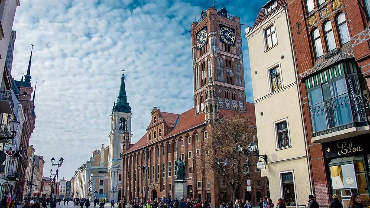 Zabytkowe Stare Miasto w Toruniu. Widok na ulicę, kamieniczki oraz zabytki