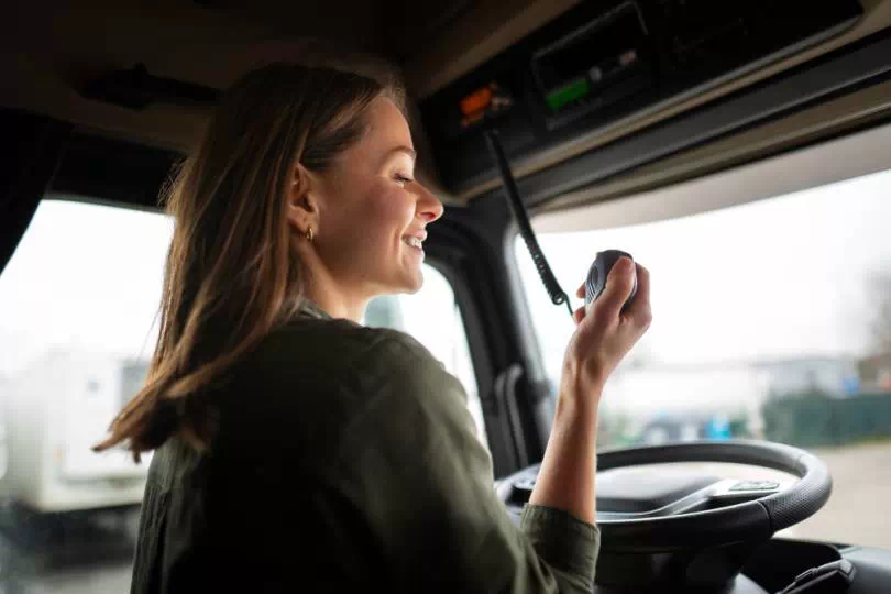 Kobieta siedząca w busie