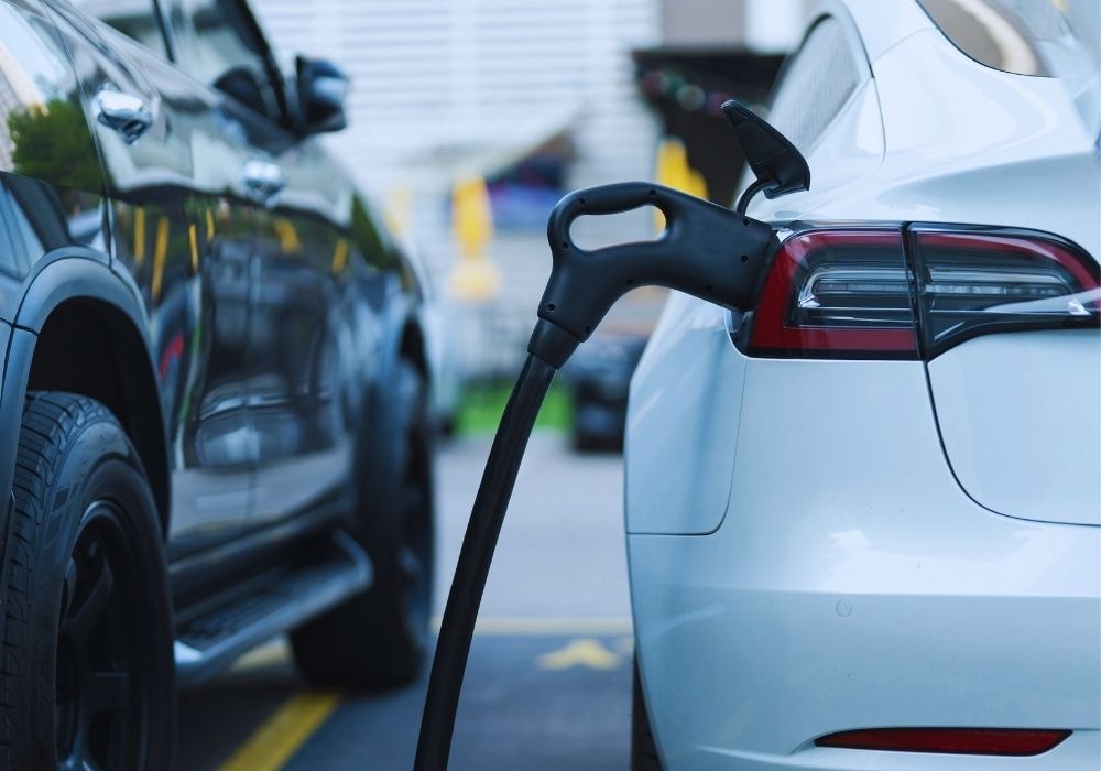 Auto elektryczne podczas ładowania / fot. Canva.com