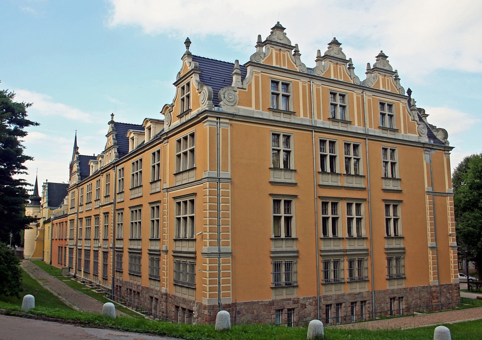 Zamek Czettritzów w Wałbrzychu (źródło: https://commons.wikimedia.org/wiki/File:Wa%C5%82brzych_zamek_Czettritz%C3%B3w_27.07.2011_p.jpg)