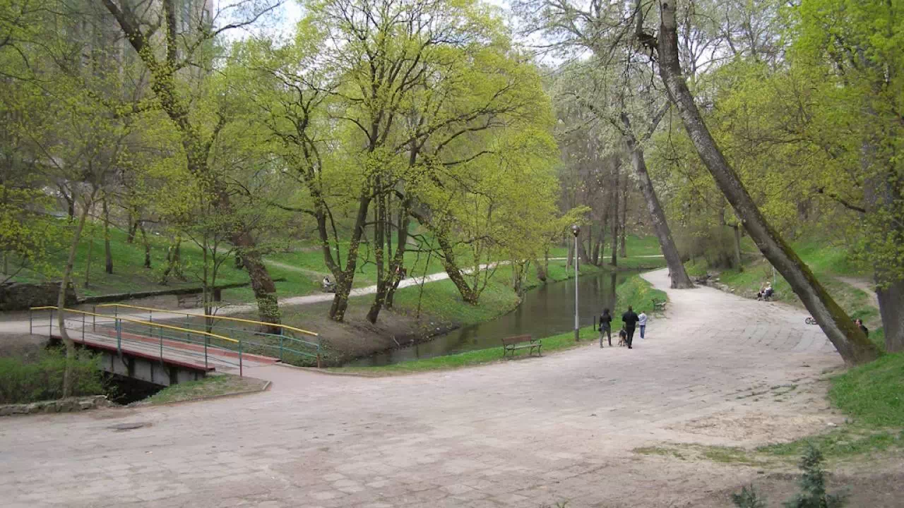 Park Podzamcze, który obok Parku Centralnego jest jednym z najczęściej odwiedzanych parków w centrum. Widok na zielone drzewa in szerokie alejki.