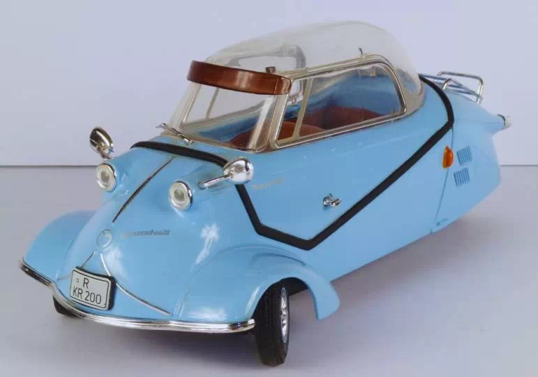 Zabawkowy niebieski model auta Messerschmitt