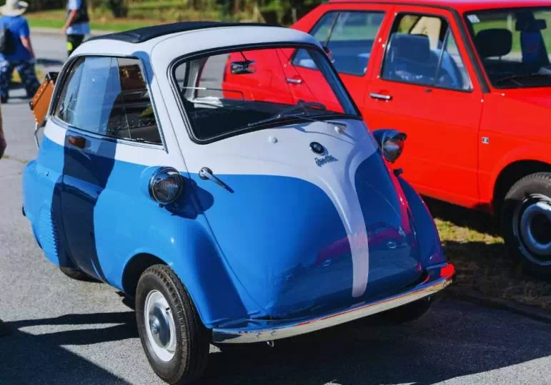 Niebieskie miniauto BMW Isetta
