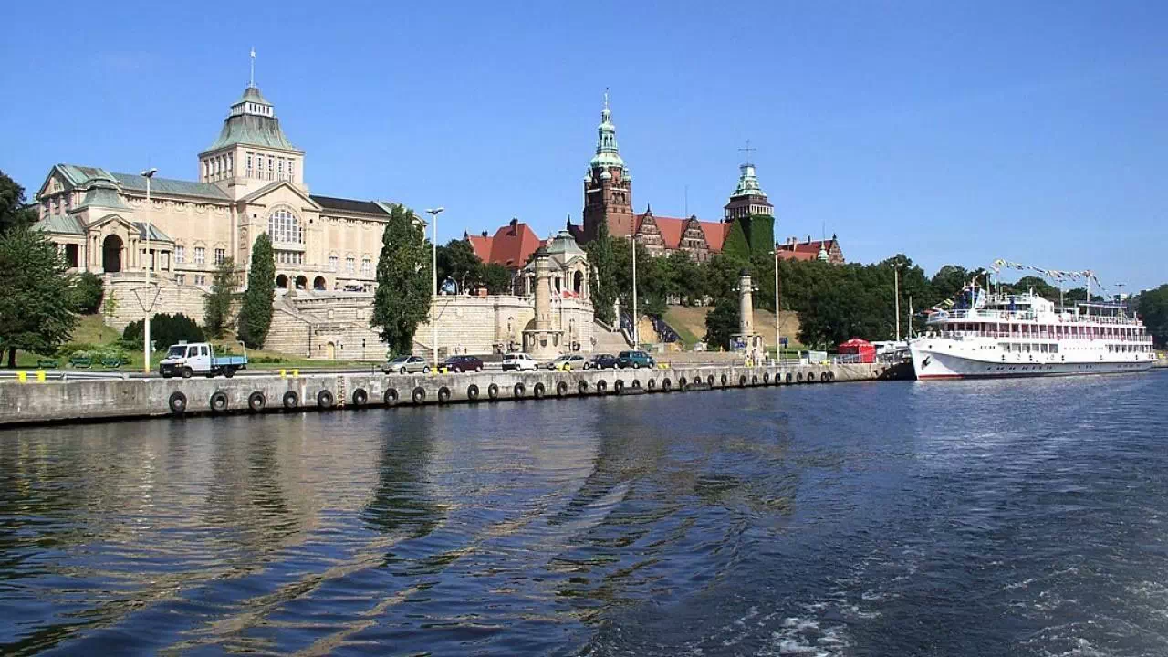 Widok na Wały Chrobrego w Szczecinie z poziomu rzeki