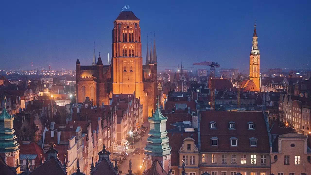 Widok z AmberSky Gdańsk po zmroku
