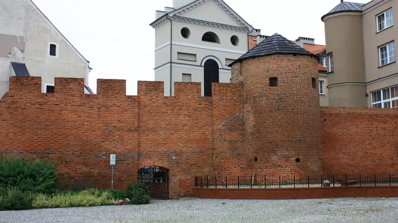 Mury miejskie z basztą Dorotką w Kaliszu