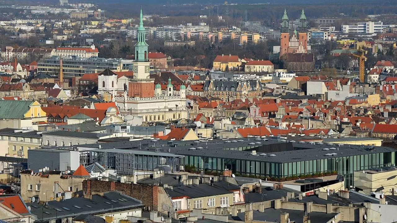 Widok z lotu ptaka na centrum i jego zabudowę.