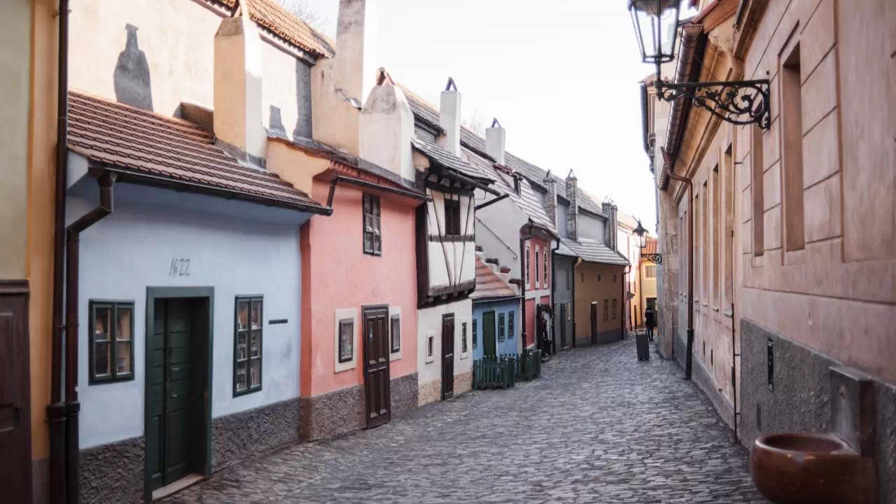 Kolorowe kamienice na Złotej Uliczce w Pradze