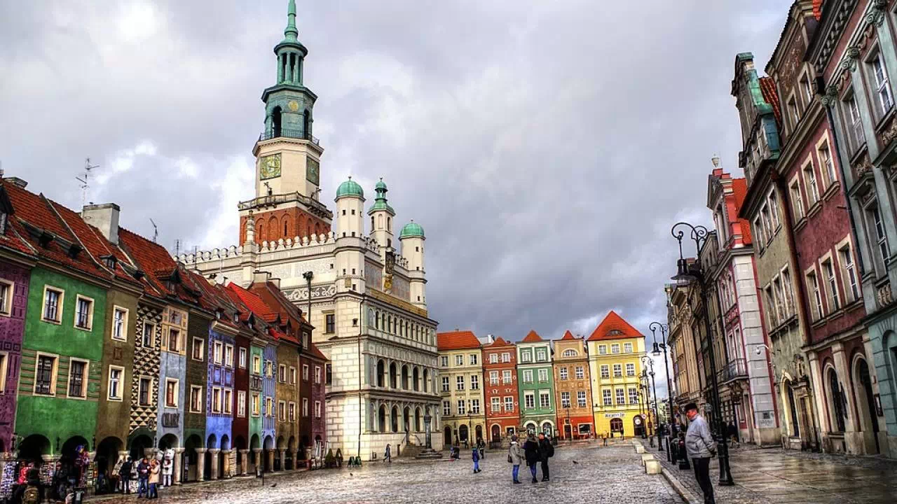 Kolorowe kamieniczki, które stanowią zabudowę rynku w Poznaniu - w niektórych z nich można znaleźć tanie noclegi.