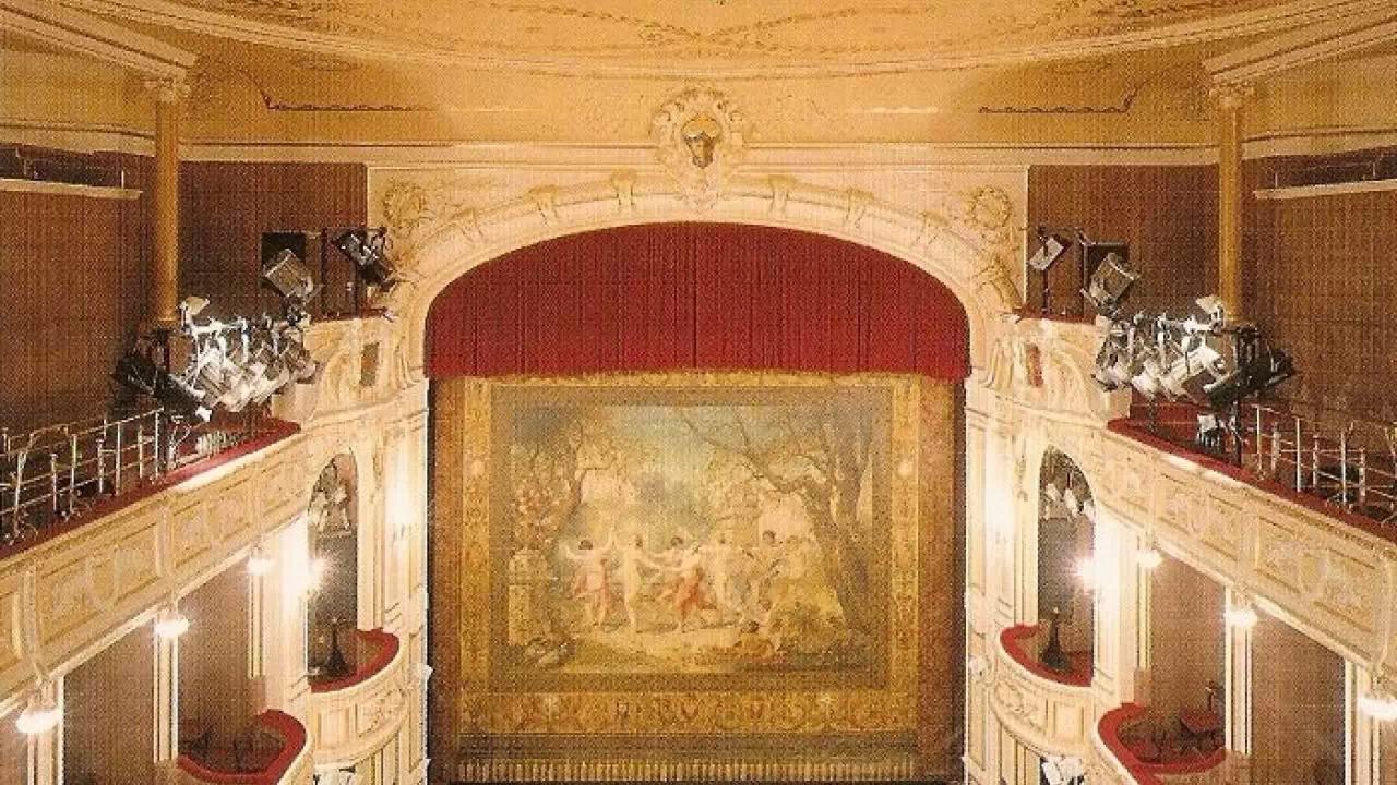 Wnętrze Teatru Polskiego w Bielsku-Białej z zabytkową kurtyną